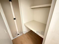 1階にはハンガーパイプ付きのウォークインクローゼットが設けられています。たっぷり収納できるので衣替えの心配もいりませんね＾＾