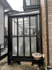 雨の日でも安心して使えるサンルーム仕様のテラス。洗濯物干しや収納スペースとしても活用でき、天候に左右されない便利な空間です。