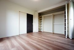 同仕様写真。寛ぎの時間を紡ぎだす主寝室は、大型ベッドを置いても余裕の広さを確保しています。