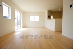 大きな窓のあるリビングは、陽光あふれる明るい空間です。居心地良く、ご家族皆がゆったりくつろげる憩いの空間となりそうです。
