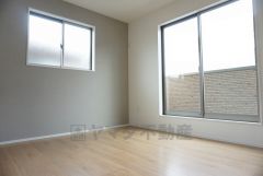 同仕様写真。2面採光を確保した明るい室内は、風通しも良く、大変居心地の良い空間となっております。爽やかな風を感じて起きる朝は、快適生活の始まりに。