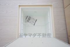 キッチンにある床下収納は、居住スペースを減らさずに買い置きの調味料や非常食などを保管することができます。