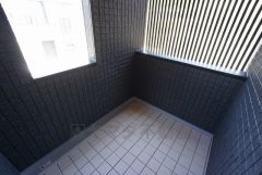 同仕様写真。陽当たりの良いバルコニーです。お洗濯やお布団干しはもちろん、日光浴スペースにも。足元は防水工事施工済です。