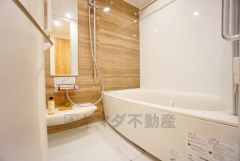 雨の日の洗濯も安心できる浴室暖房乾燥機付き浴室。浴室上部には洗濯物を掛けられる物干し竿が設置されています。