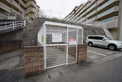 しっかりと扉の閉まるゴミ置き場。ゴミが散らかる心配もありません。