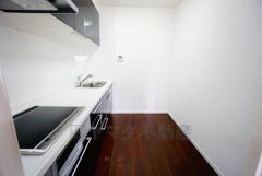 部屋の端に位置する壁付けキッチンは、デッドスペースができにくく、リビング・ダイニングを無駄なく広く活用できます。