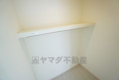 同仕様写真。収納力豊富なウォークインクローゼット。洋服や小物などを1箇所にまとめて美しい収納を実現します。スーツケースのような大型の荷物も置けます＾＾