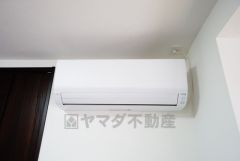 リビングにはうれしいエアコン付きです＾＾ 設置工事不要で。すぐに新生活が始められますね＾＾