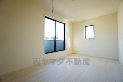 寛ぎの時間を紡ぎだす主寝室は、大型ベッドを置いても余裕の広さを確保しています。