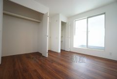寛ぎの時間を紡ぎだす主寝室は、大型ベッドを置いても余裕の広さを確保しています。