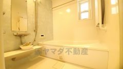 1日の疲れを癒すくつろぎのバスルーム。足を伸ばしてもゆったりと入れるサイズです。お子様と一緒にお風呂に入っても狭くないですね^^