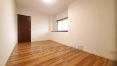 床の傷や汚れが目立ちにくいダークブラウンのフローリングは、部屋全体に落ち着きや重厚感をもたらしてくれます。