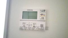 キッチン横からお湯張り、追い炊き、足し湯がボタン一つで楽々操作できる給湯機リモコンです。忙しい夕飯準備の時間帯に重宝しますね。