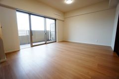 大きな掃き出し窓のあるリビングは、陽光あふれる明るい空間です。ゆったりと寛げる憩いの場となりそうです。
