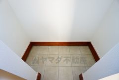 同仕様写真。ベビーカーや泥のついたおもちゃをしまうのに便利なスペースです。玄関周りをスッキリさせることが出来ます＾＾