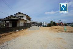 現地（2026年8月10日）撮影。敷地85坪。生活がワンフロアで完結する平屋建て＾＾お気に入りの家具とインテリアで素敵な部屋を作りましょう。