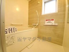 窓から自然光が差し込み、明るく爽やかな浴室。換気しやすく、湿気がこもりにくいため、清潔を保ちやすいのも嬉しいですね。