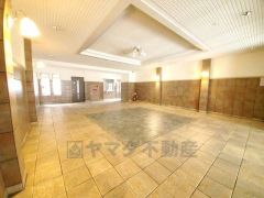 落ち着いた雰囲気の広々としたロビーです。