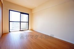 明るい洋室です。ナチュラル色のフローリングで開放的な優しい雰囲気になっています＾＾ベッドや机、ＴＶを置いてもゆとりのある広さです。