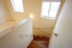 お子様も高齢の方も安心して上り下りができる手摺がついた安心設計です。 階段には小窓を配置しました。日中でも暗くなりがちな階段下が明るくなり安全ですね。