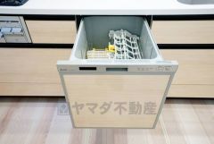 家事の時間が短縮できるフルオープンで開けやすい食器洗い乾燥機付。食事後に家族とのくつろぎタイムをしっかり取れます。