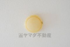 火災による煙や熱を感知して、警報音やブザー等で火災の発生を知らせてくれる火災警報器。