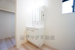 三面鏡つき洗面台。鏡裏にたっぷりとした収納スペースがあります。鏡を閉めてしまえば小物は見えないため、スッキリとした印象の洗面台にできます。