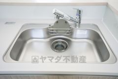 広々としたステンレスシンクには、洗剤やスポンジを収納出来るラック付き。広さも確保しているので、大きなお鍋も洗いやすいです。