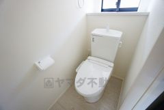 温水、暖房、ウォシュレット付の高機能トイレです。もちろん各階にトイレがあるので、忙しい朝の混雑を避けることが出来ます。
