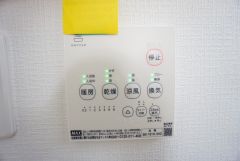 雨の日の洗濯も安心できる浴室暖房乾燥機付き浴室。リモコンで操作もボタン1つで簡単。