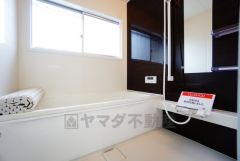 1日の疲れを癒すくつろぎのバスルーム。足を伸ばしてもゆったりと入れるサイズです。お子様と一緒にお風呂に入っても狭くないですね^^