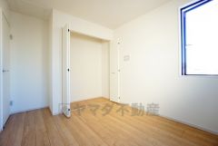 住む人のこだわりを活かす洋室。日当たりがよく、寝室としての利用もおすすめ。広めのクローゼットには荷物をすっきり片付けられ、ゆとりのある暮らしが出来ます＾＾