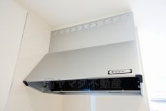 お手入れが簡単なスリム型レンジフードです。調理により発生する油煙や臭いを吸い込み、屋外へ排気してくれます。