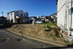 現地（2026年9月30日）撮影。駐車スペースはゆとりある3台分を確保。マイカー用に、お客さま用に、余裕を持ってご利用いただけます。
