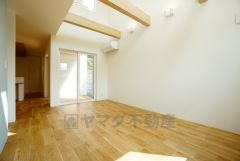 大きな窓のあるリビングは、陽光あふれる明るい空間です。居心地良く、ご家族皆がゆったり寛げる憩いの空間となりそうです。