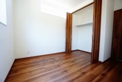 暖かい日差しが差し込む洋室。たっぷり収納できるクローゼット付きでお部屋の中をすっきりと快適に保てます。