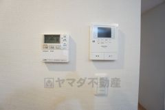 （左）お湯張り、追い炊き、足し湯がボタン一つで楽々操作できる給湯機リモコン。（右）防犯性、セキュリティ対策に安心できるテレビモニター付きインターフォン。
