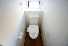 同仕様写真。温水洗浄機付トイレです。節水機能もあるので、安心して使えますね。もちろん、1階2階の2ヶ所にトイレがあるので、忙しい朝にもゆとりができますね。