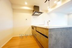 冷蔵庫、カップボードも余裕で置ける広さを確保しています。カウンターキッチンで、ご家族と会話をしながら調理ができます。