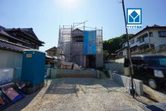 現地（2026年8月3日）撮影。1号棟。WIC、パントリー完備＾＾リビングスルー階段でご家族との日常的なコミュニケーションが取りやすいです＾＾
