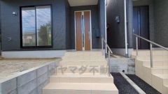 家の顔となる玄関扉がかっこいいと、たくさんの人を招き入れたくなりますね＾＾奥まって設置されており、雨にも濡れにくくなっています。