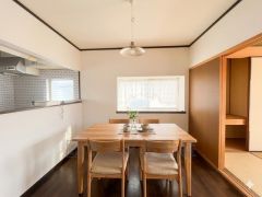 家具はイメージです。対面式キッチンを中心としたリビングダイニング。隣接する和室と合わせると18帖以上の大空間になります。