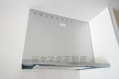 お手入れが簡単なスリム型レンジフードです。調理により発生する油煙や臭いを吸い込み、屋外へ排気してくれます。