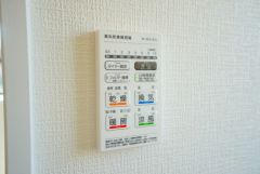 浴室暖房乾燥機付き。天候に左右されず、いつでも好きなときに洗濯物を干せるので、仕事や家事で忙しい方に重宝します。