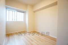 木目調のシンプルデザインで落ち着きと安らぎの空間に仕上げています。各部屋に収納が完備されているので、お荷物が増えても安心の設計です。