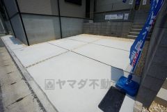 駐車スペースはゆとりある2台分を確保。マイカー用に、お客さま用に、余裕を持ってご利用いただけます。