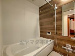 雨の日の洗濯も安心できる浴室暖房乾燥機付き浴室。浴室上部には洗濯物を掛けられる物干し竿が設置されています。