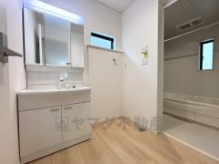 三面鏡つき洗面台。鏡裏にたっぷりとした収納スペースがあります。鏡を閉めてしまえば小物は見えないため、スッキリとした印象の洗面台にできます。