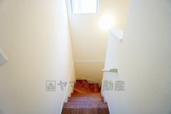 小さなお子様やご高齢の方でも安心できる、手すり付き階段。段差も低めで設定されており、安全性にも優れています。