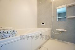1日の疲れを癒すくつろぎのバスルーム。足を伸ばしてもゆったりと入れるサイズです。お子様と一緒にお風呂に入っても狭くないですね^^